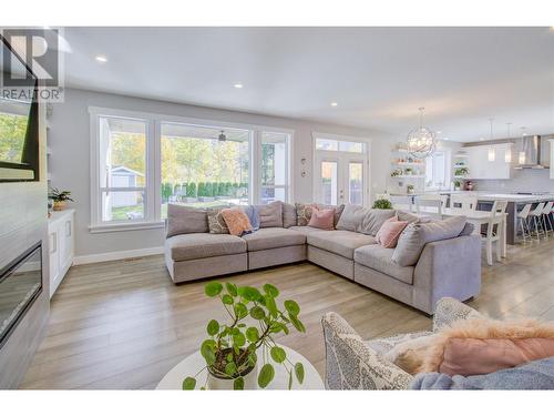 2380 15 Avenue Se, Salmon Arm, BC - Indoor Photo Showing Living Room