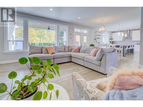 2380 15 Avenue Se, Salmon Arm, BC - Indoor Photo Showing Living Room