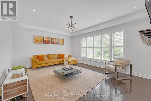 1385 Arrowhead Road, Oakville, ON - Indoor Photo Showing Living Room