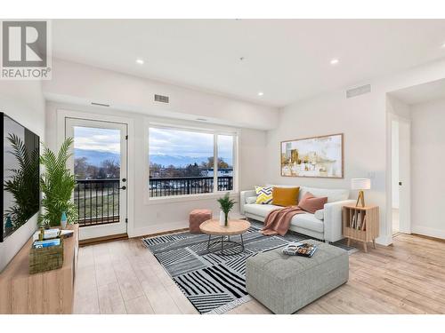 1220 Pacific Avenue Unit# 404, Kelowna, BC - Indoor Photo Showing Living Room