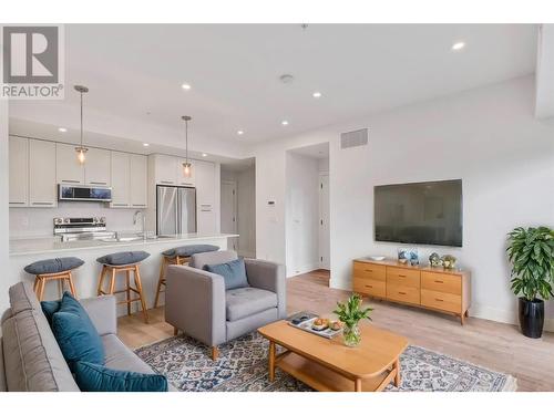 1220 Pacific Avenue Unit# 404, Kelowna, BC - Indoor Photo Showing Living Room