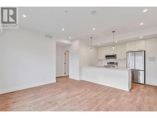 1220 Pacific Avenue Unit# 404, Kelowna, BC - Indoor Photo Showing Kitchen