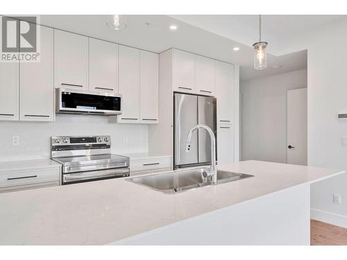 1220 Pacific Avenue Unit# 404, Kelowna, BC - Indoor Photo Showing Kitchen