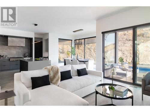 199 Echo Ridge Drive, Kelowna, BC - Indoor Photo Showing Living Room