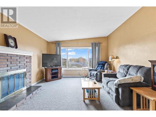 605 Dell Road, Kelowna, BC - Indoor Photo Showing Living Room With Fireplace