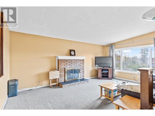 605 Dell Road, Kelowna, BC - Indoor Photo Showing Living Room With Fireplace