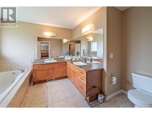 880 Arbor View Drive, Kelowna, BC - Indoor Photo Showing Bathroom