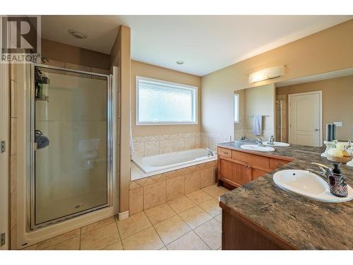 880 Arbor View Drive, Kelowna, BC - Indoor Photo Showing Bathroom