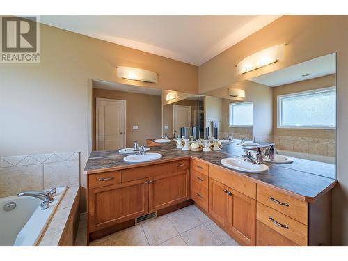 880 Arbor View Drive, Kelowna, BC - Indoor Photo Showing Bathroom