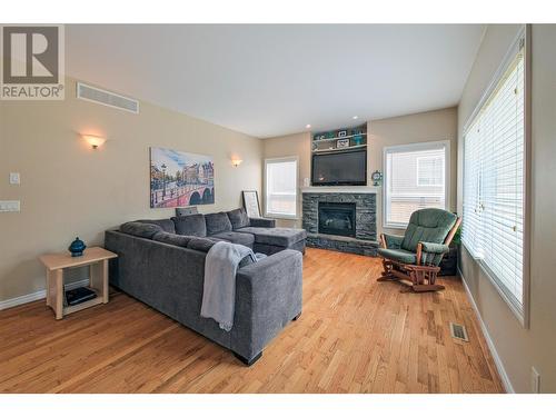 880 Arbor View Drive, Kelowna, BC - Indoor Photo Showing Living Room With Fireplace