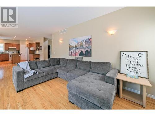 880 Arbor View Drive, Kelowna, BC - Indoor Photo Showing Living Room