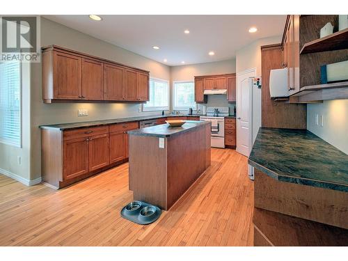 880 Arbor View Drive, Kelowna, BC - Indoor Photo Showing Kitchen