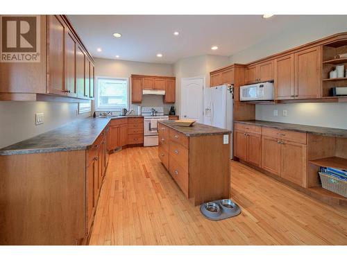 880 Arbor View Drive, Kelowna, BC - Indoor Photo Showing Kitchen