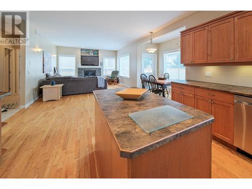 880 Arbor View Drive, Kelowna, BC - Indoor Photo Showing Kitchen