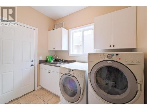 880 Arbor View Drive, Kelowna, BC - Indoor Photo Showing Laundry Room