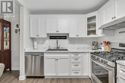 645 Barrera Road Unit# 204, Kelowna, BC - Indoor Photo Showing Kitchen