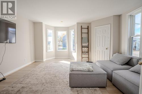 131 Sanford Street, Barrie, ON - Indoor Photo Showing Living Room