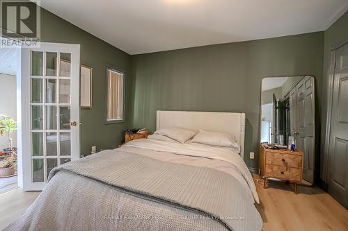 131 Sanford Street, Barrie, ON - Indoor Photo Showing Bedroom