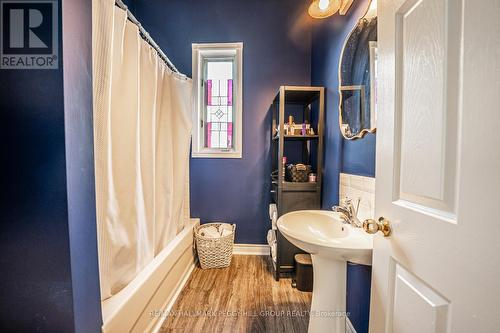 131 Sanford Street, Barrie, ON - Indoor Photo Showing Bathroom