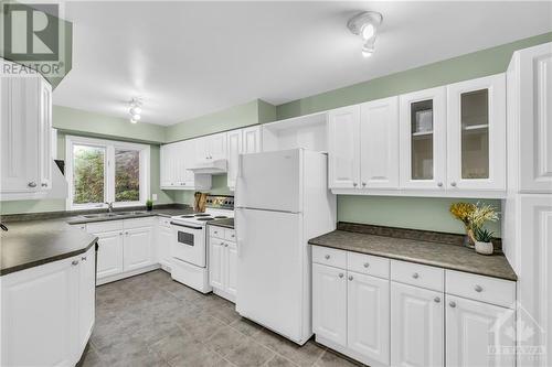 2803 Flannery Drive, Ottawa, ON - Indoor Photo Showing Kitchen With Double Sink