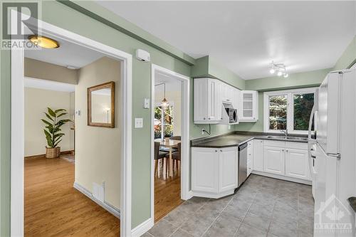 2803 Flannery Drive, Ottawa, ON - Indoor Photo Showing Kitchen With Double Sink