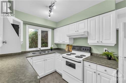 2803 Flannery Drive, Ottawa, ON - Indoor Photo Showing Kitchen With Double Sink