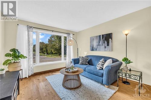 2803 Flannery Drive, Ottawa, ON - Indoor Photo Showing Living Room