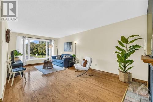 2803 Flannery Drive, Ottawa, ON - Indoor Photo Showing Living Room