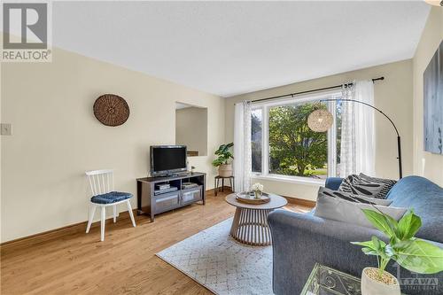 2803 Flannery Drive, Ottawa, ON - Indoor Photo Showing Living Room