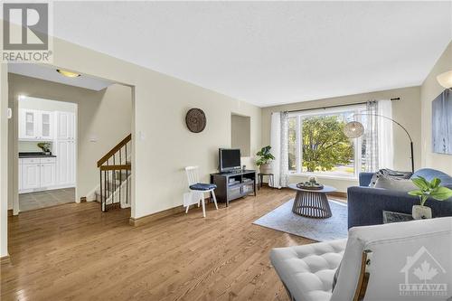 2803 Flannery Drive, Ottawa, ON - Indoor Photo Showing Living Room