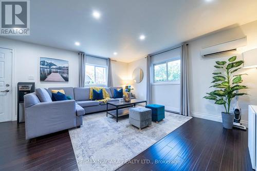 4769 Ryerson Crescent, Niagara Falls, ON - Indoor Photo Showing Living Room