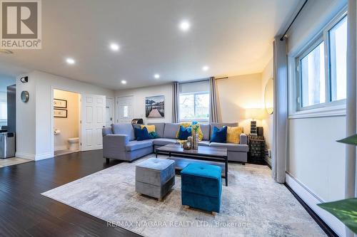 4769 Ryerson Crescent, Niagara Falls, ON - Indoor Photo Showing Living Room