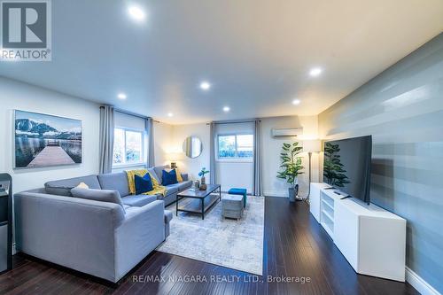 4769 Ryerson Crescent, Niagara Falls, ON - Indoor Photo Showing Living Room