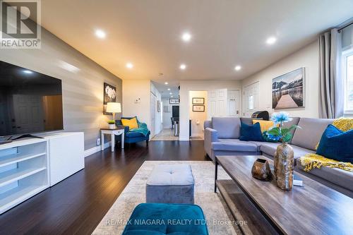 4769 Ryerson Crescent, Niagara Falls, ON - Indoor Photo Showing Living Room