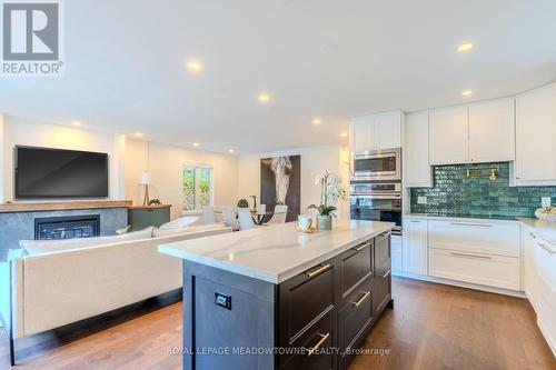 319 East 16Th Street, Hamilton, ON - Indoor Photo Showing Kitchen With Upgraded Kitchen