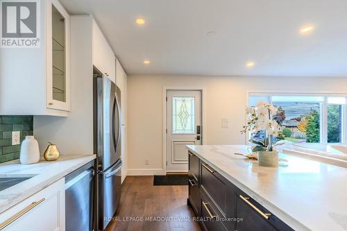 319 East 16Th Street, Hamilton, ON - Indoor Photo Showing Kitchen