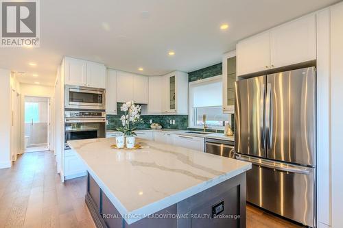 319 East 16Th Street, Hamilton, ON - Indoor Photo Showing Kitchen With Upgraded Kitchen