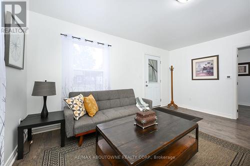 76 Sixth Avenue, Brantford, ON - Indoor Photo Showing Living Room