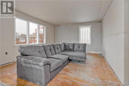 281 Kingsmount Boulevard, Sudbury, ON - Indoor Photo Showing Living Room