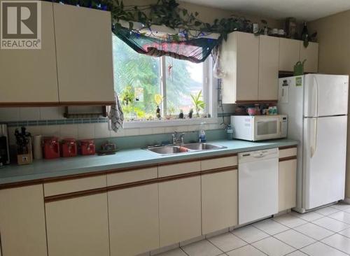 8503 72Nd Avenue, Osoyoos, BC - Indoor Photo Showing Kitchen With Double Sink