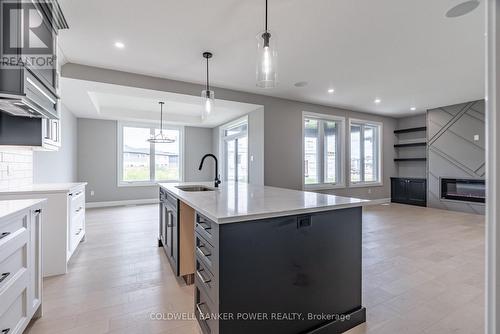 2688 Heardcreek Trail, London, ON - Indoor Photo Showing Kitchen With Upgraded Kitchen