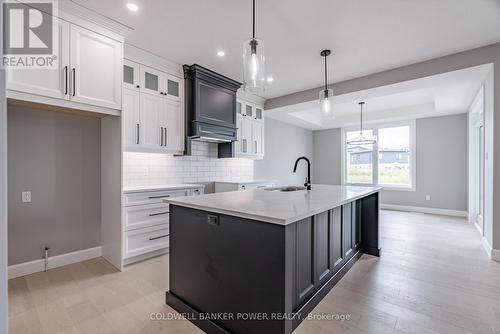 2688 Heardcreek Trail, London, ON - Indoor Photo Showing Kitchen With Upgraded Kitchen