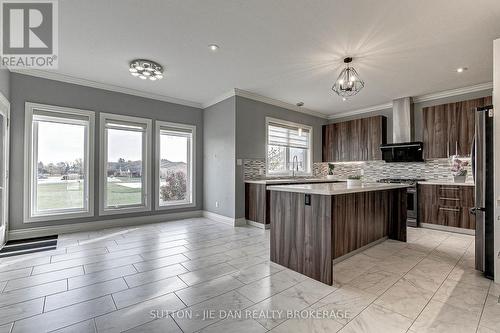 1565 Sandridge Avenue, London, ON - Indoor Photo Showing Kitchen With Upgraded Kitchen