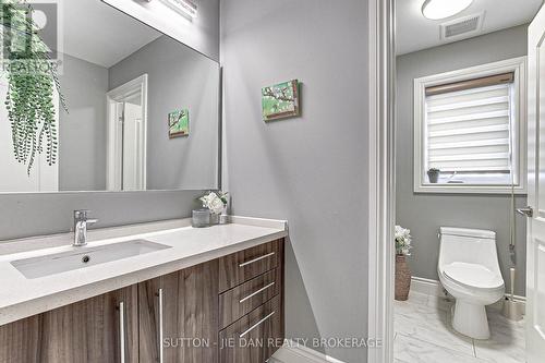 1565 Sandridge Avenue, London, ON - Indoor Photo Showing Bathroom