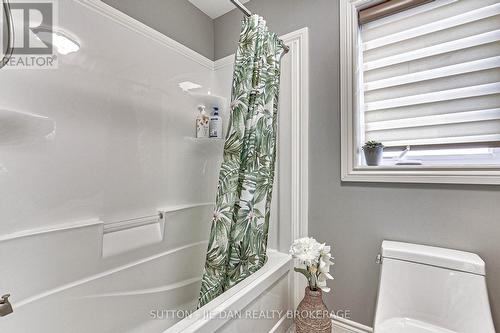 1565 Sandridge Avenue, London, ON - Indoor Photo Showing Bathroom