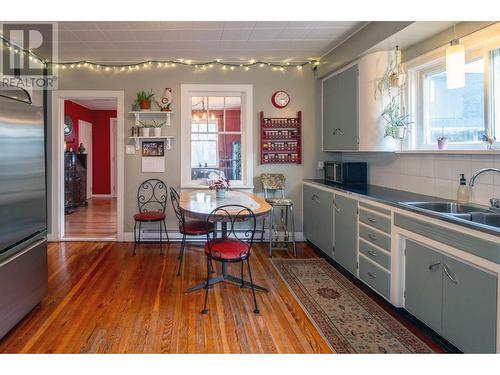 1233 Ethel Street, Kelowna, BC - Indoor Photo Showing Kitchen With Double Sink