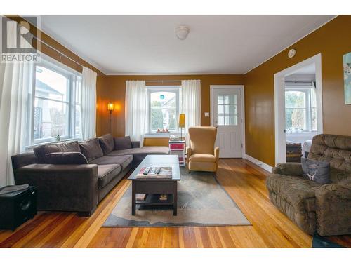 1233 Ethel Street, Kelowna, BC - Indoor Photo Showing Living Room