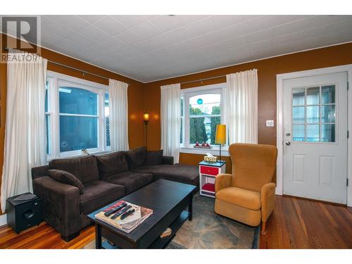 1233 Ethel Street, Kelowna, BC - Indoor Photo Showing Living Room