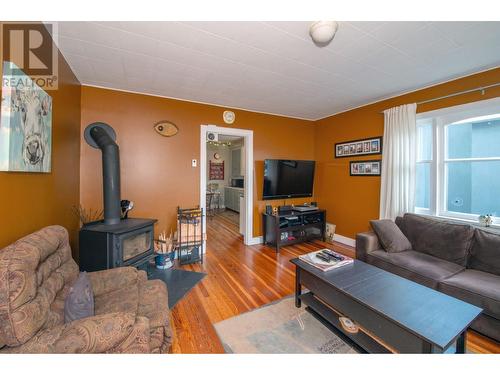 1233 Ethel Street, Kelowna, BC - Indoor Photo Showing Living Room