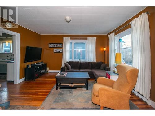 1233 Ethel Street, Kelowna, BC - Indoor Photo Showing Living Room